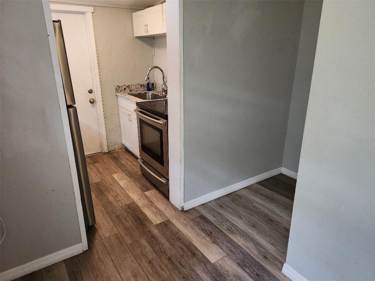 1426 10th St W - Photo 2 of 9