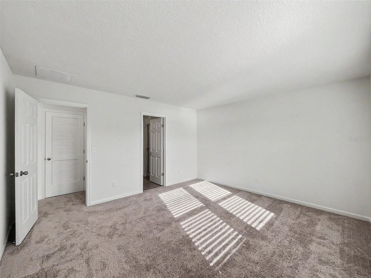 55 Signet Cir - Photo 5 of 39