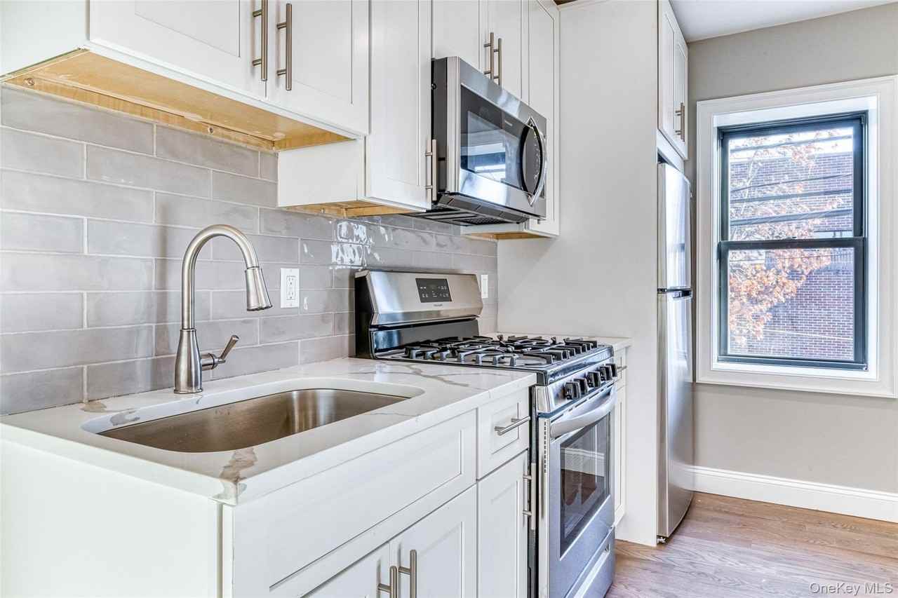 78 Roslyn Rd #204 - Photo 4 of 9