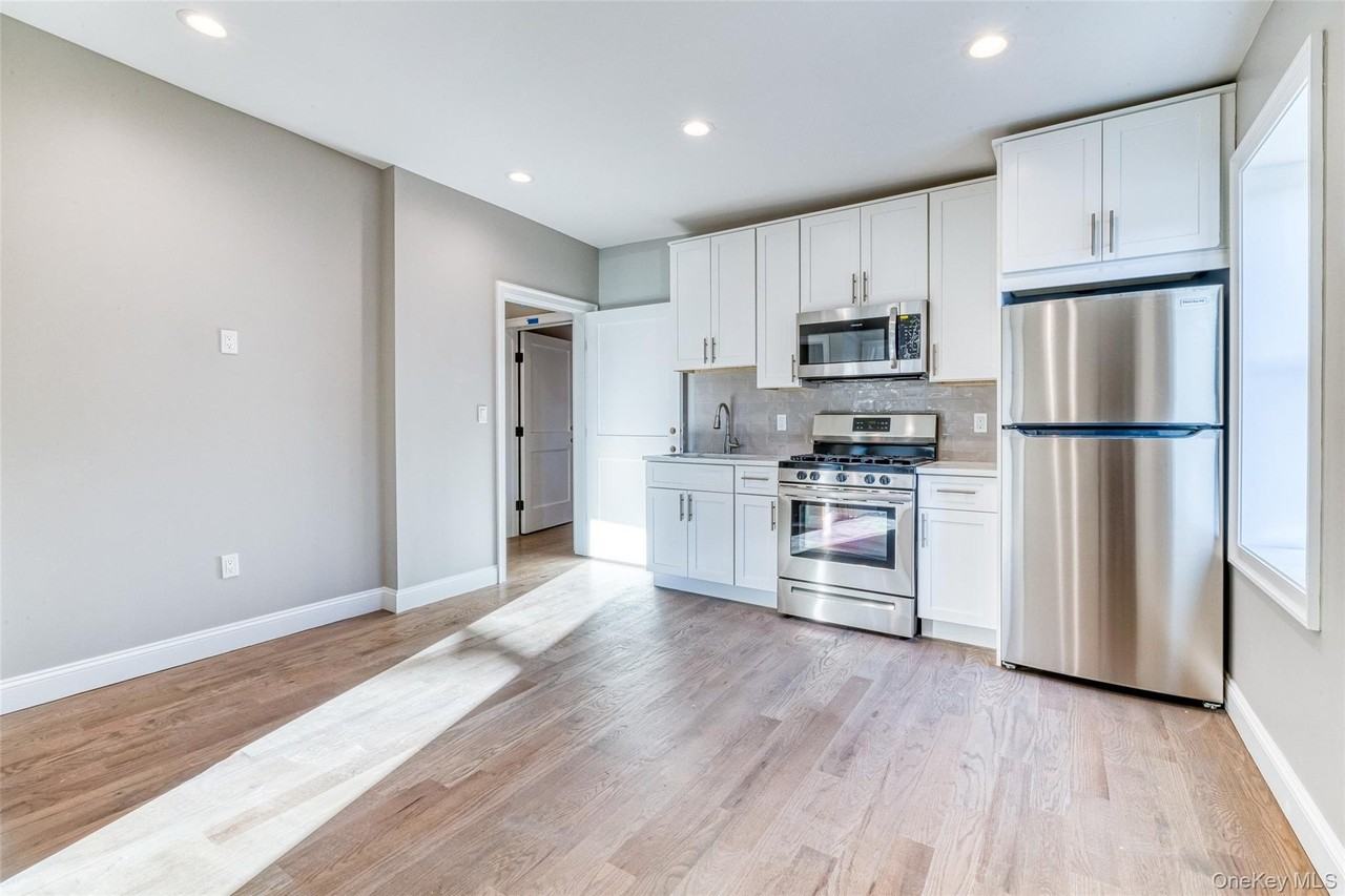 78 Roslyn Rd #204 - Photo 5 of 9
