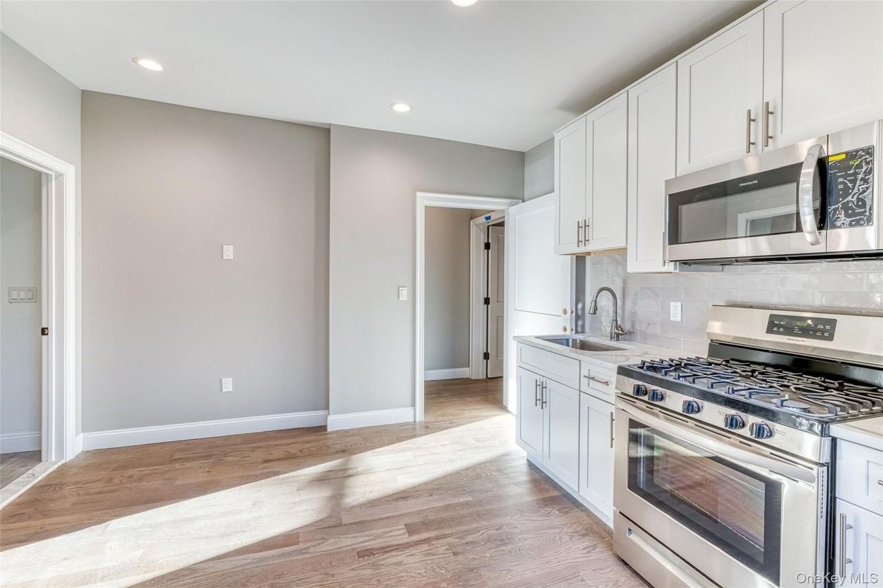 78 Roslyn Rd #204 - Photo 6 of 9