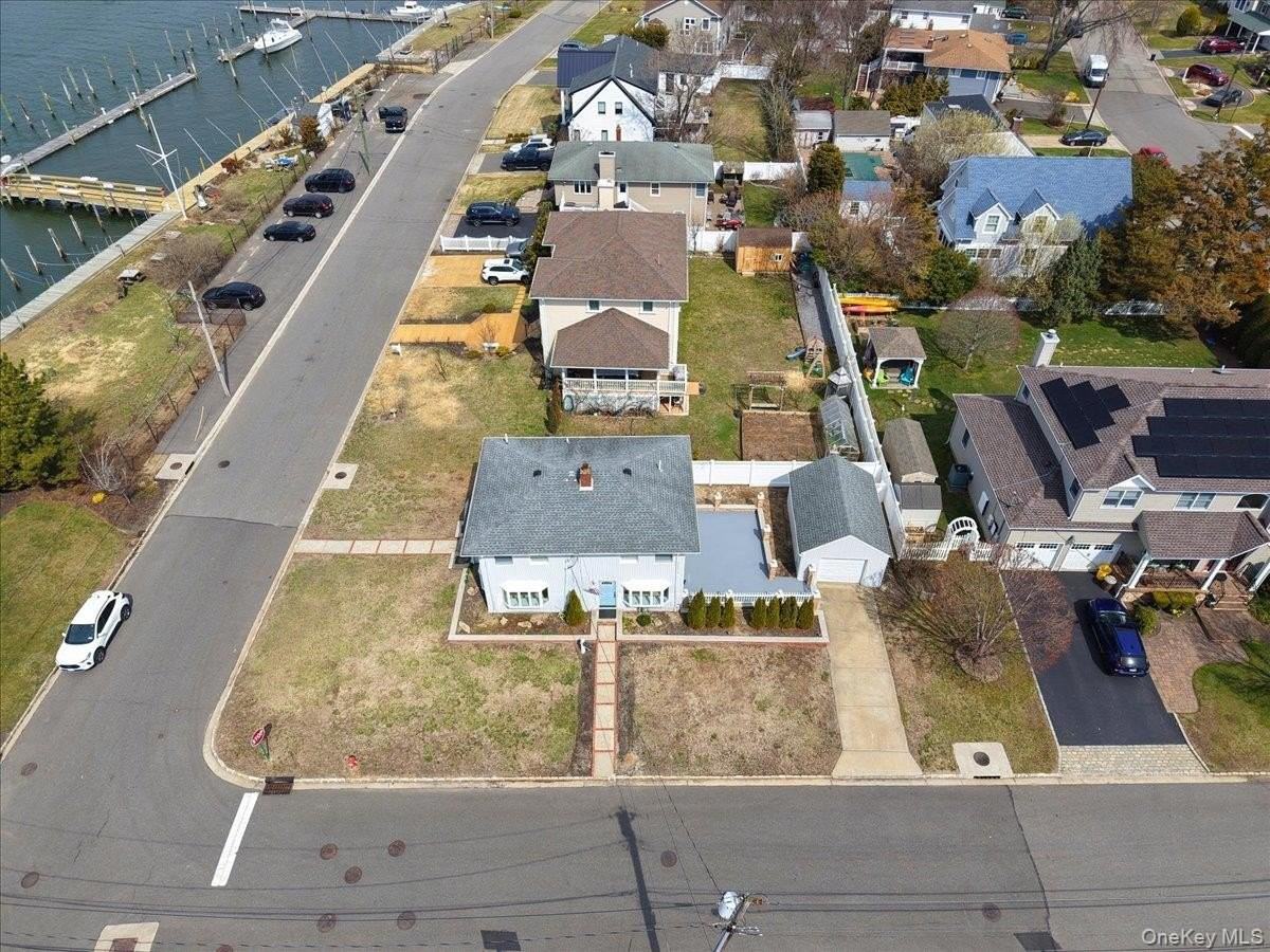 9 Cabot Rd W - Photo 4 of 31