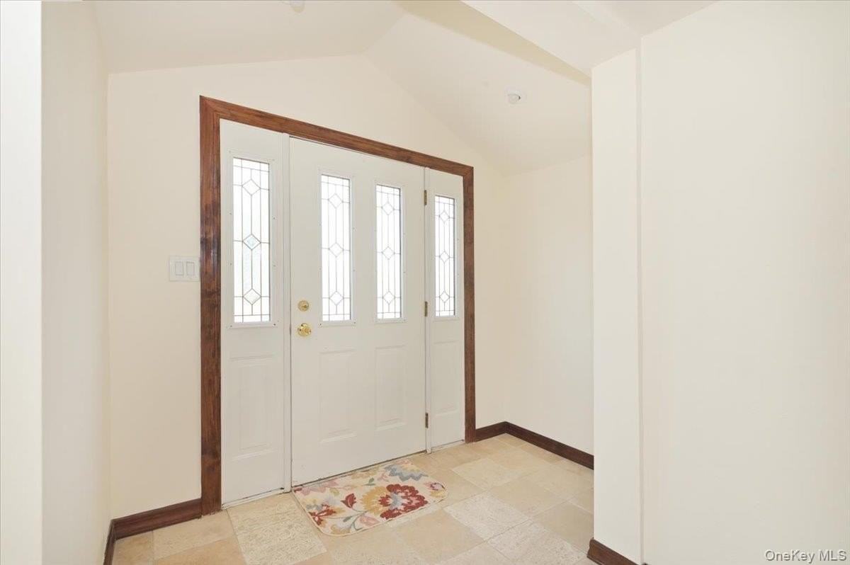 9 Cabot Rd W - Photo 6 of 31