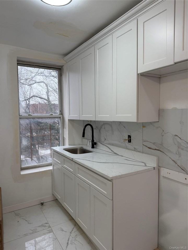 70 Howard Ave - Photo 3 of 8