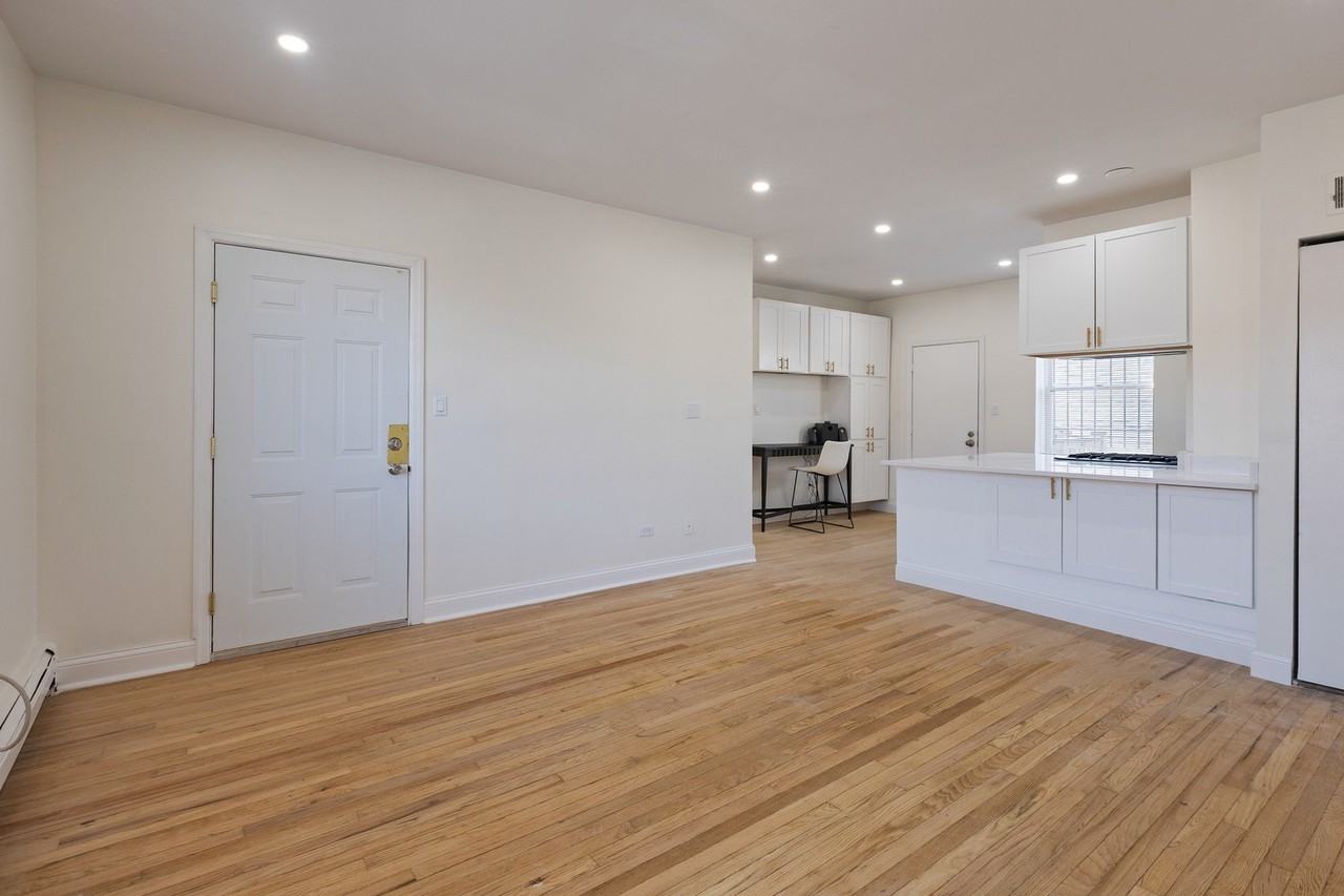 543 E 60th St #4 - Photo 3 of 17