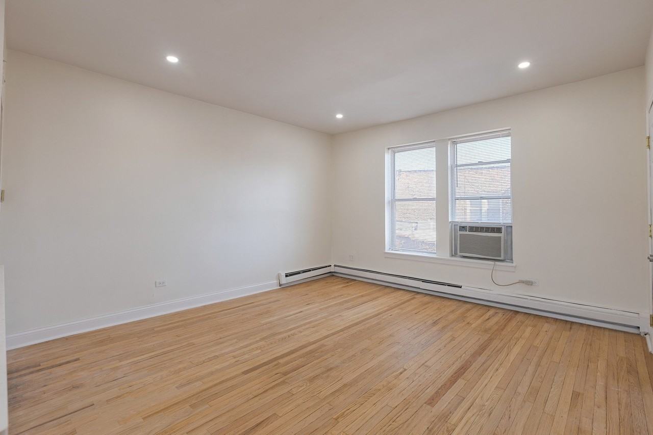 543 E 60th St #4 - Photo 4 of 17