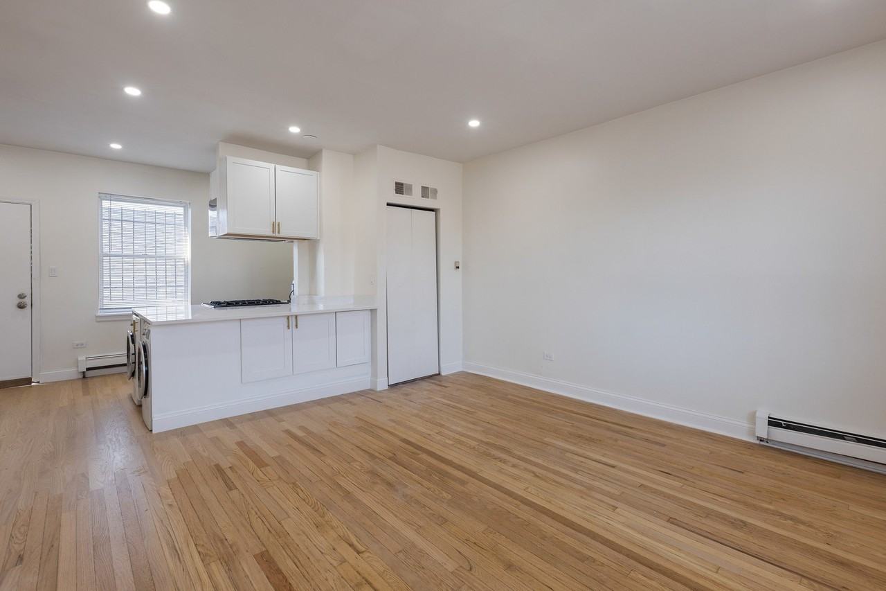 543 E 60th St #4 - Photo 5 of 17