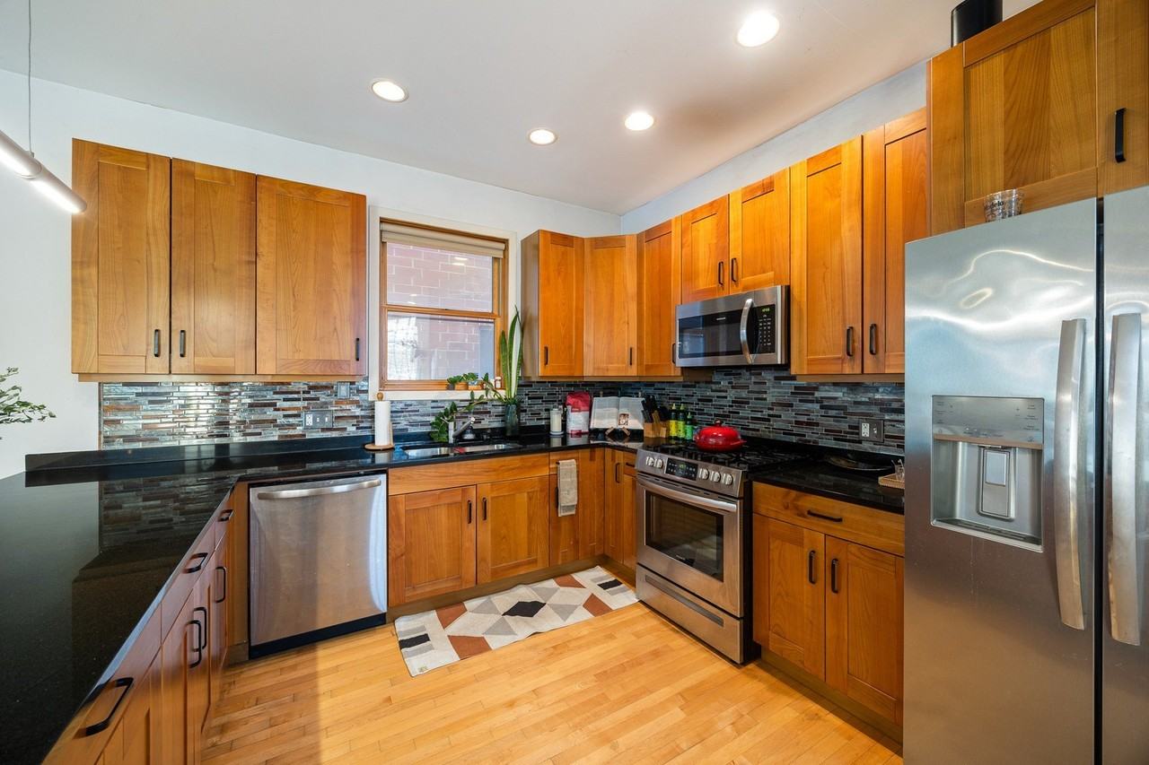 1106 N Paulina St #1 - Photo 4 of 20