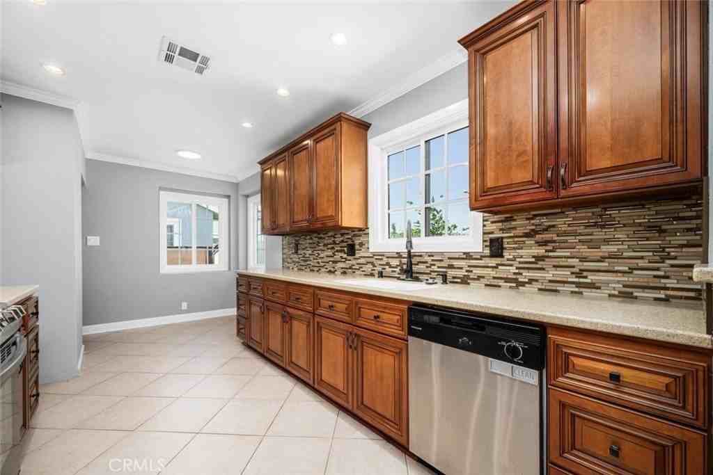5818 Woodruff Ave - Photo 4 of 36