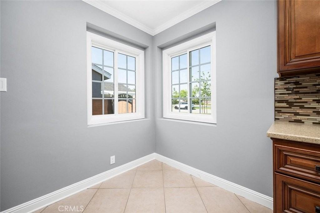 5818 Woodruff Ave - Photo 6 of 36