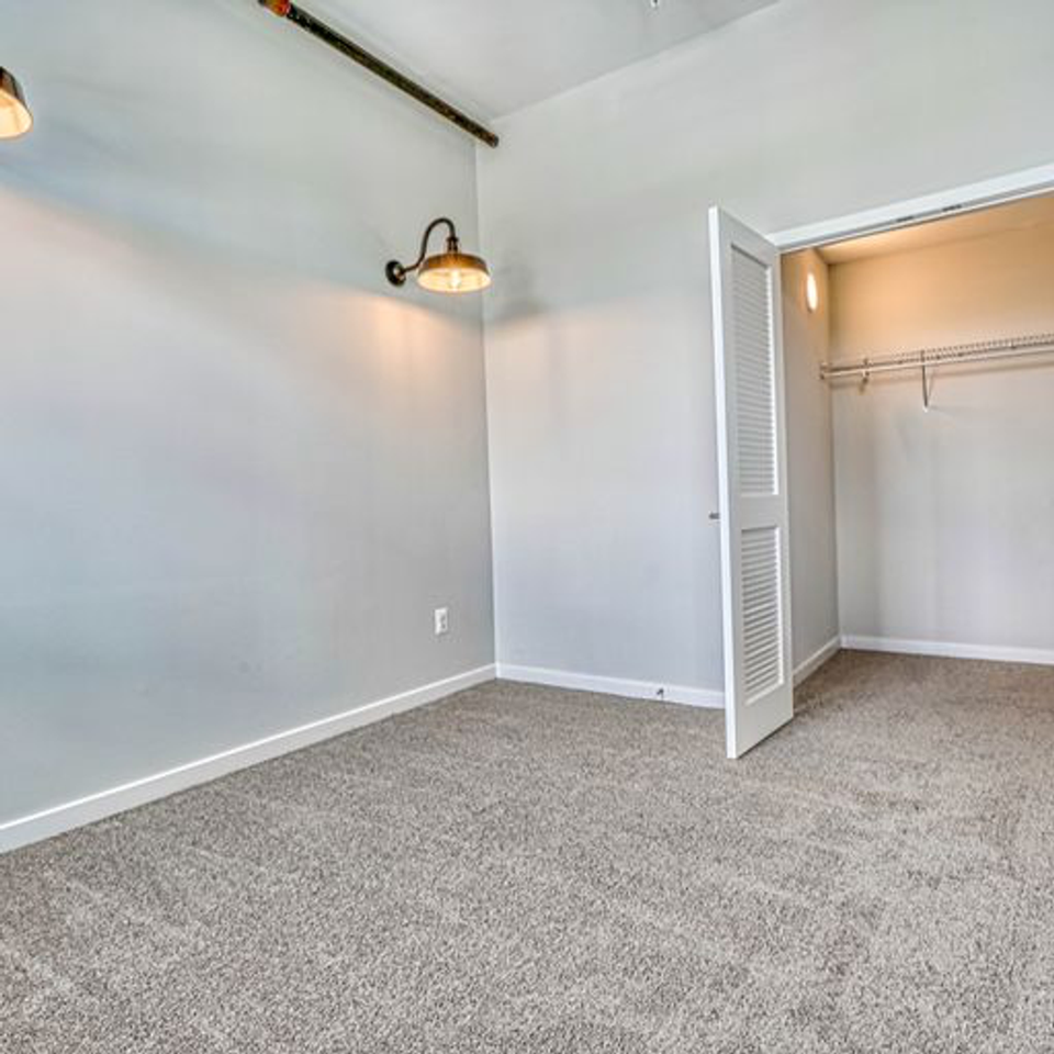 923 S East Ave - Photo 3 of 18