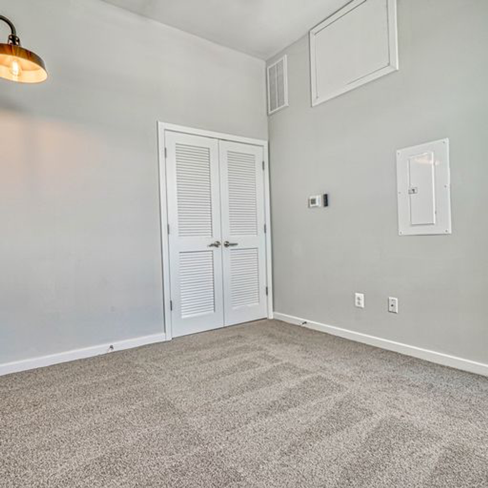 923 S East Ave - Photo 4 of 18