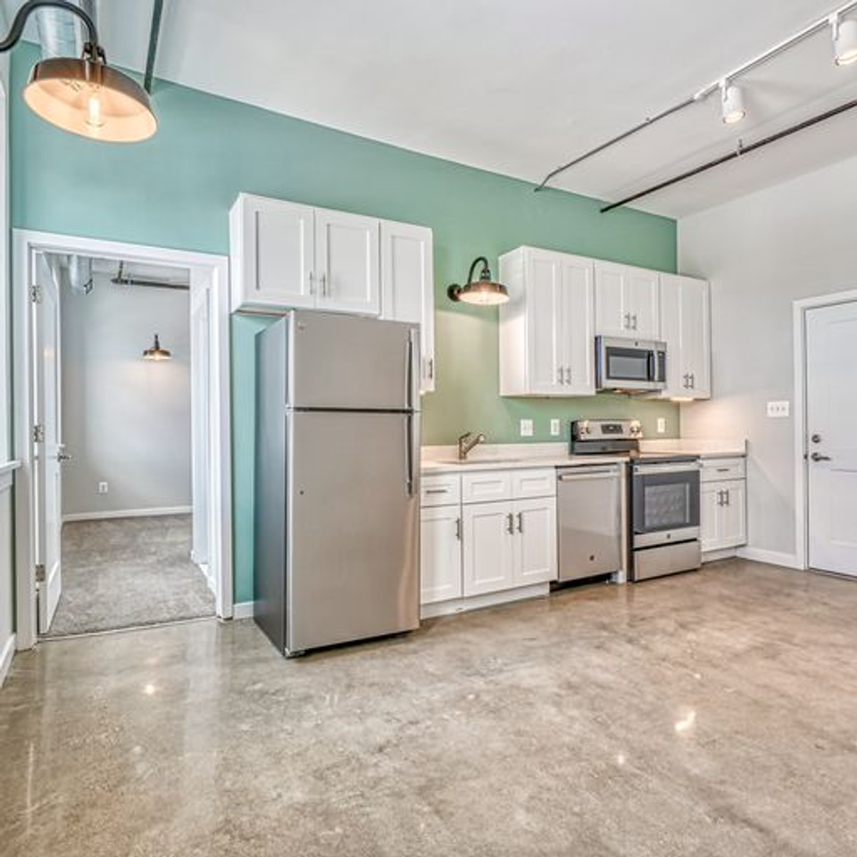 923 S East Ave - Photo 5 of 18
