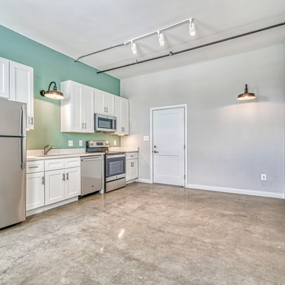 923 S East Ave - Photo 6 of 18