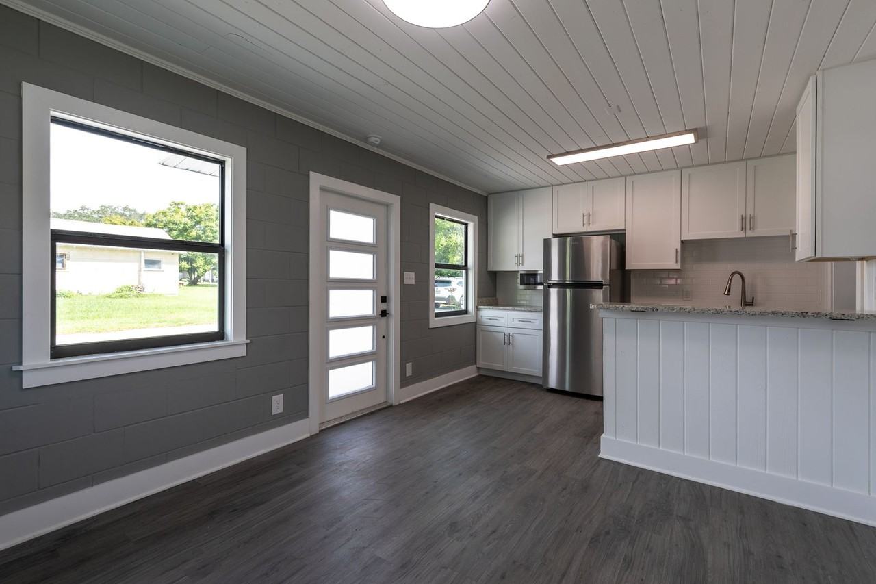 212 212 - 220 Ave F SW - Photo 3 of 11