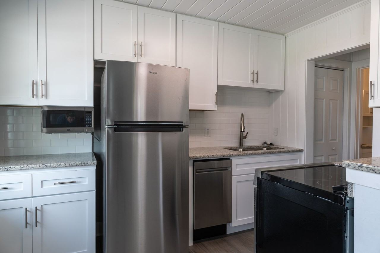 212 212 - 220 Ave F SW - Photo 5 of 11