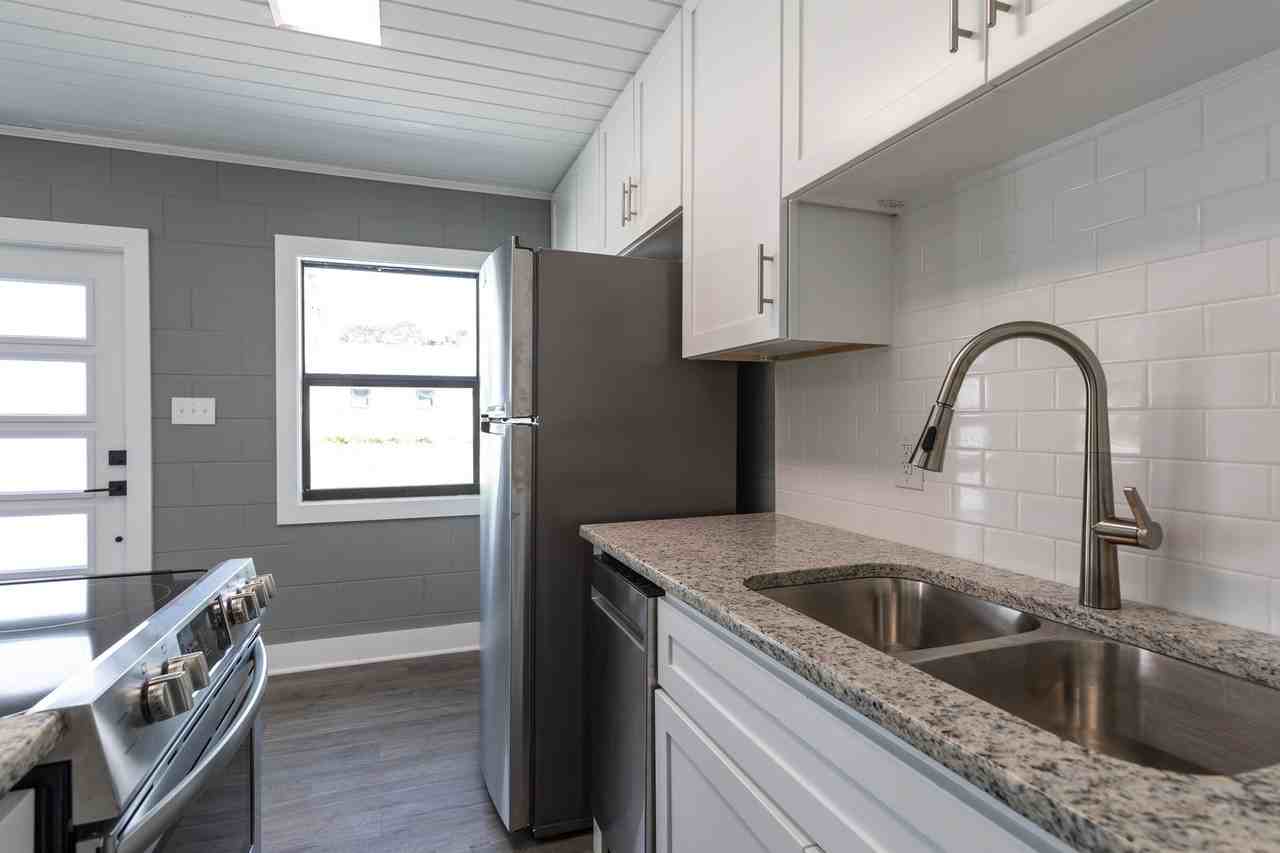 212 212 - 220 Ave F SW - Photo 6 of 11
