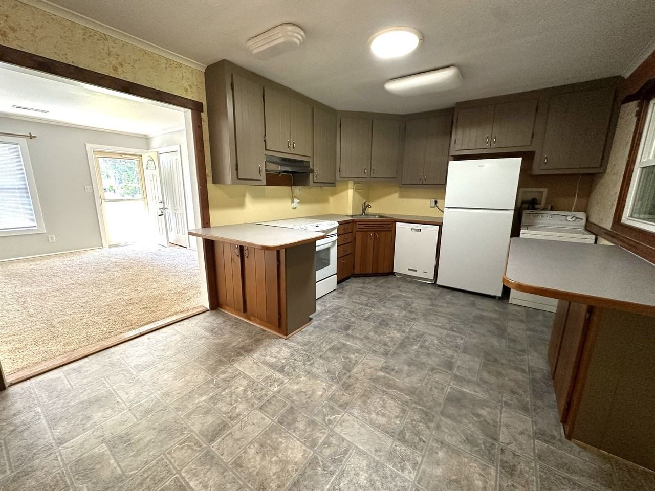 1618 Lexington Dr - Photo 3 of 18