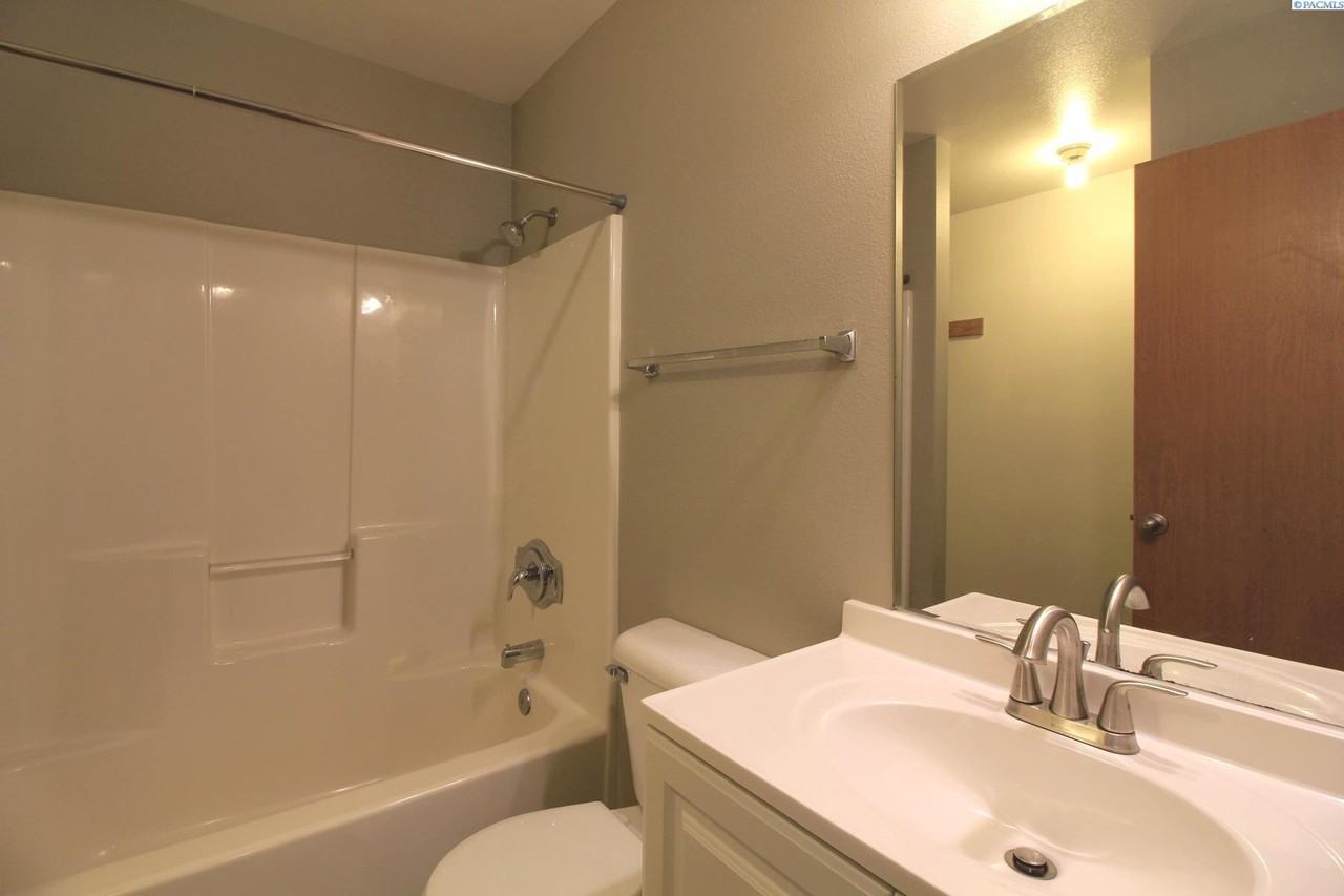 825 S Elm St - Photo 7 of 10
