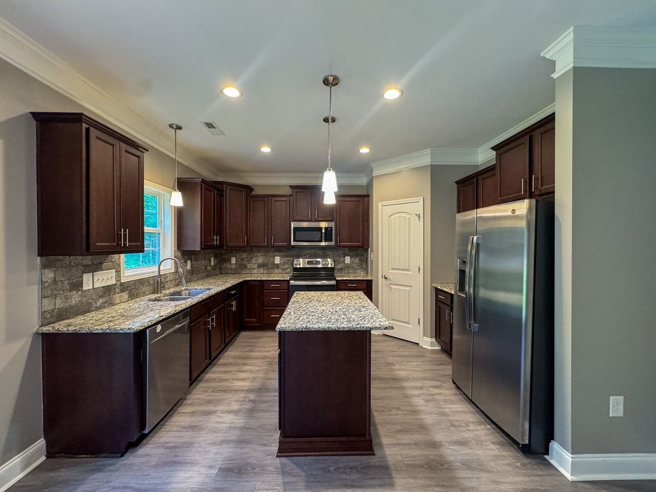 7550 Hillside Ave - Photo 5 of 35