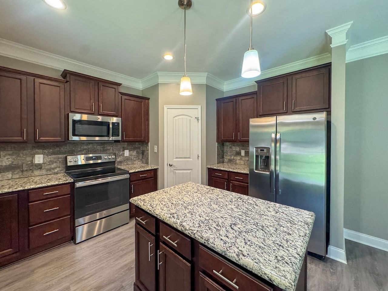 7550 Hillside Ave - Photo 6 of 35