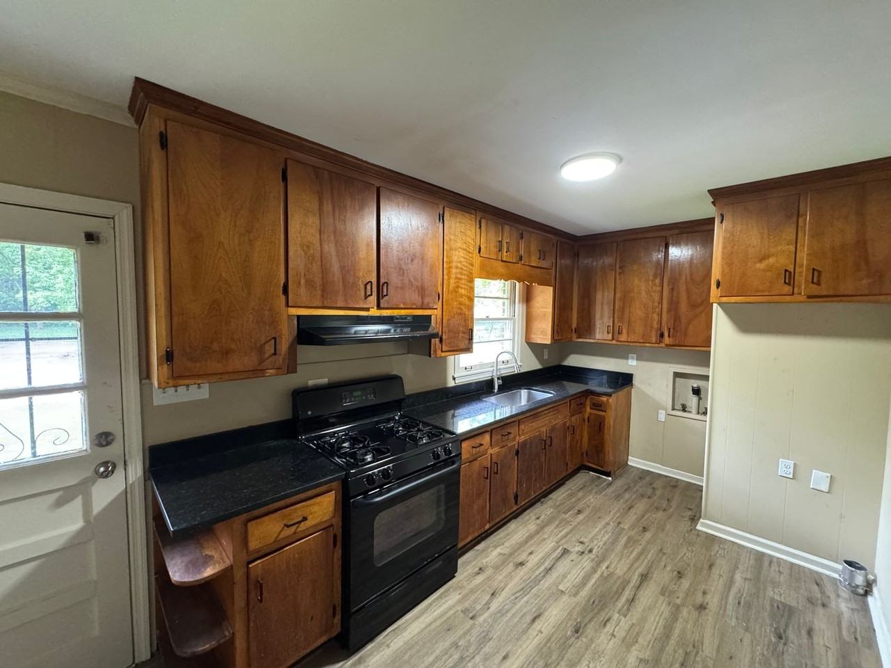 1260 Cherokee Ave - Photo 2 of 10