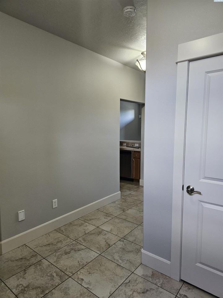 493 Columbia Point Dr - Photo 3 of 26
