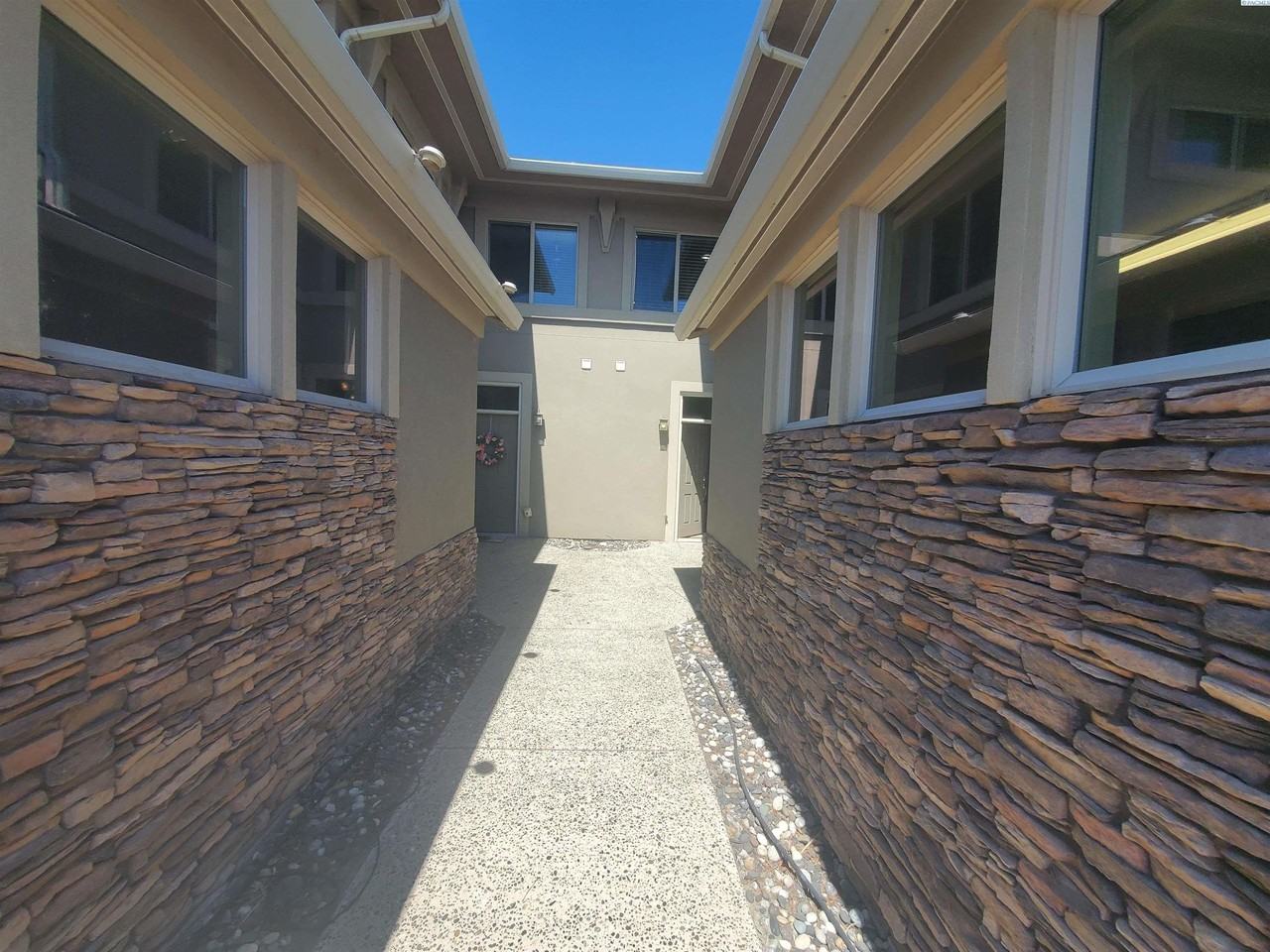 495 Columbia Point Dr - Photo 3 of 27