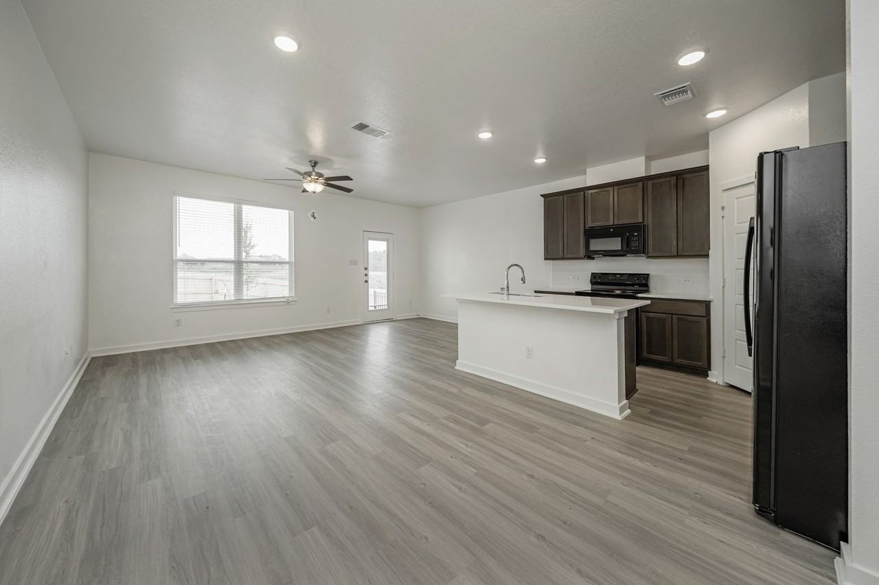 8446 Adelaide Dr - Photo 5 of 50