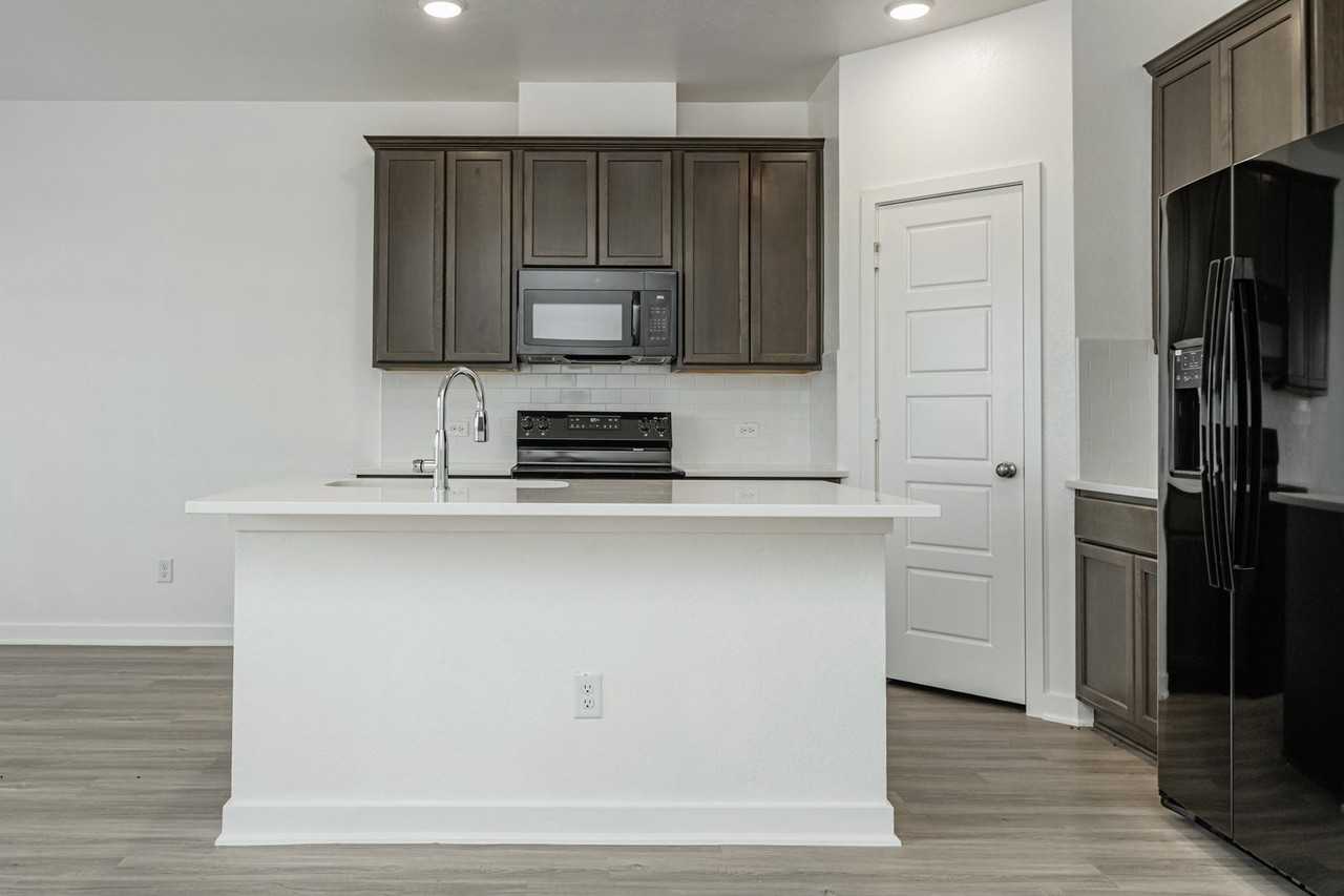 8446 Adelaide Dr - Photo 7 of 50