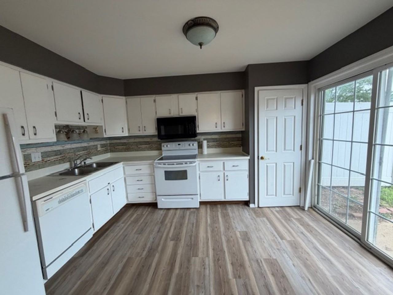 7489 Hazelcrest Dr - Photo 3 of 23