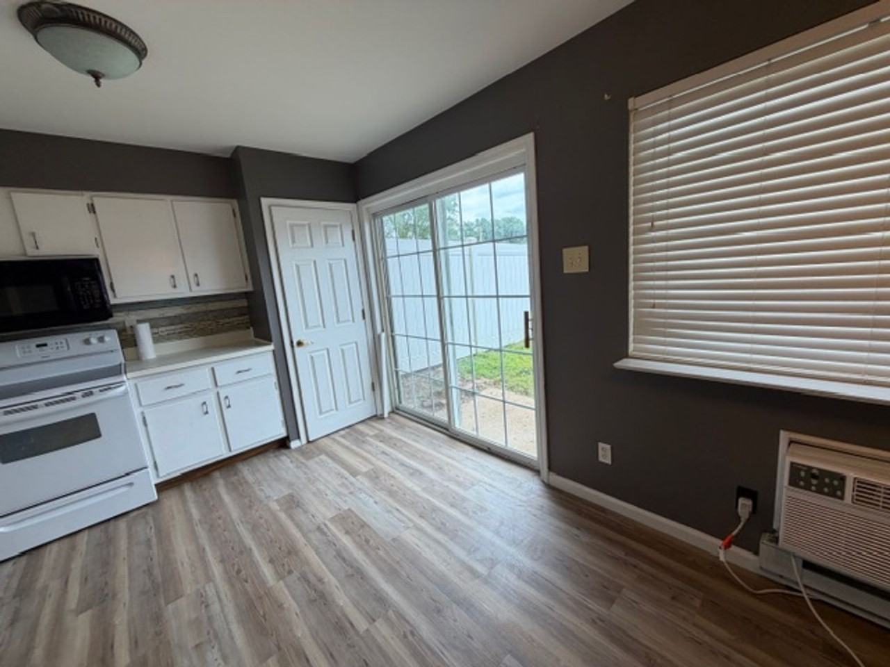 7489 Hazelcrest Dr - Photo 4 of 23