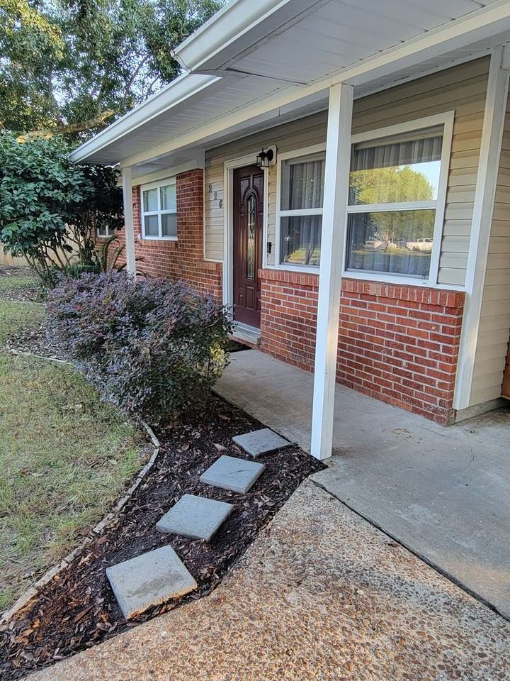 226 Staff Dr Ne - Photo 2 of 10