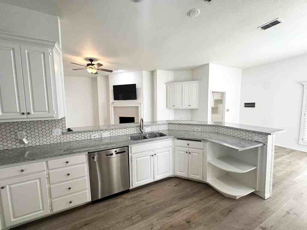 1800 Dukes Dr - Photo 4 of 17