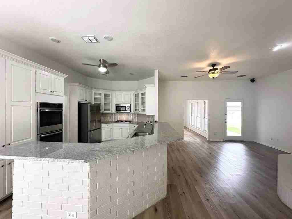 1800 Dukes Dr - Photo 6 of 17