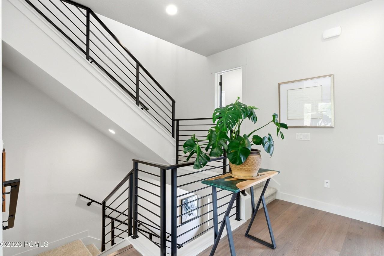 519 W Ascent Dr - Photo 3 of 47