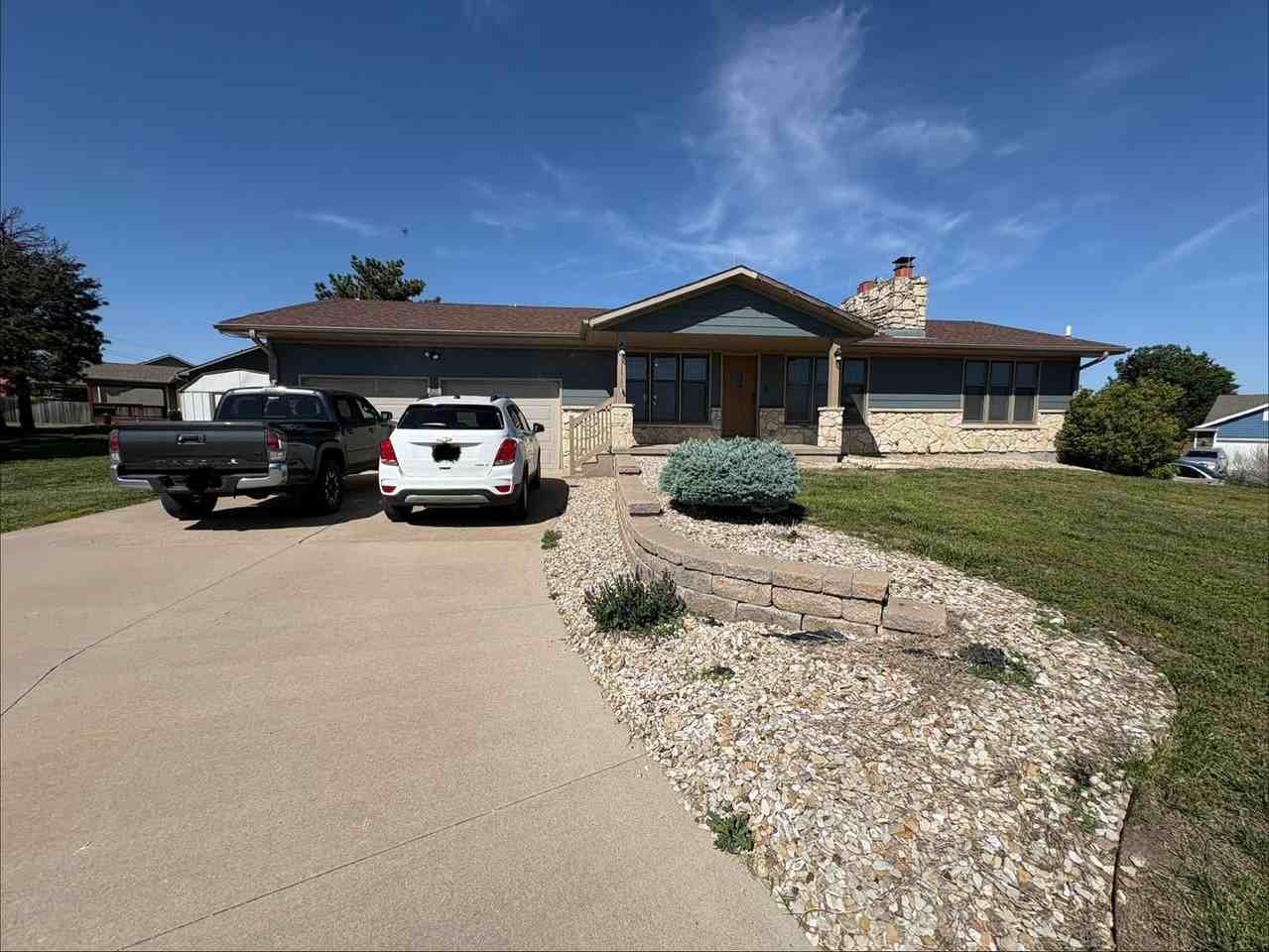 4676 N Dwight Dr - Photo 2 of 32
