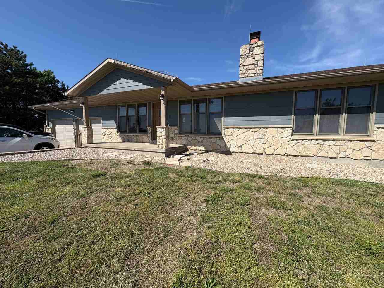4676 N Dwight Dr - Photo 3 of 32