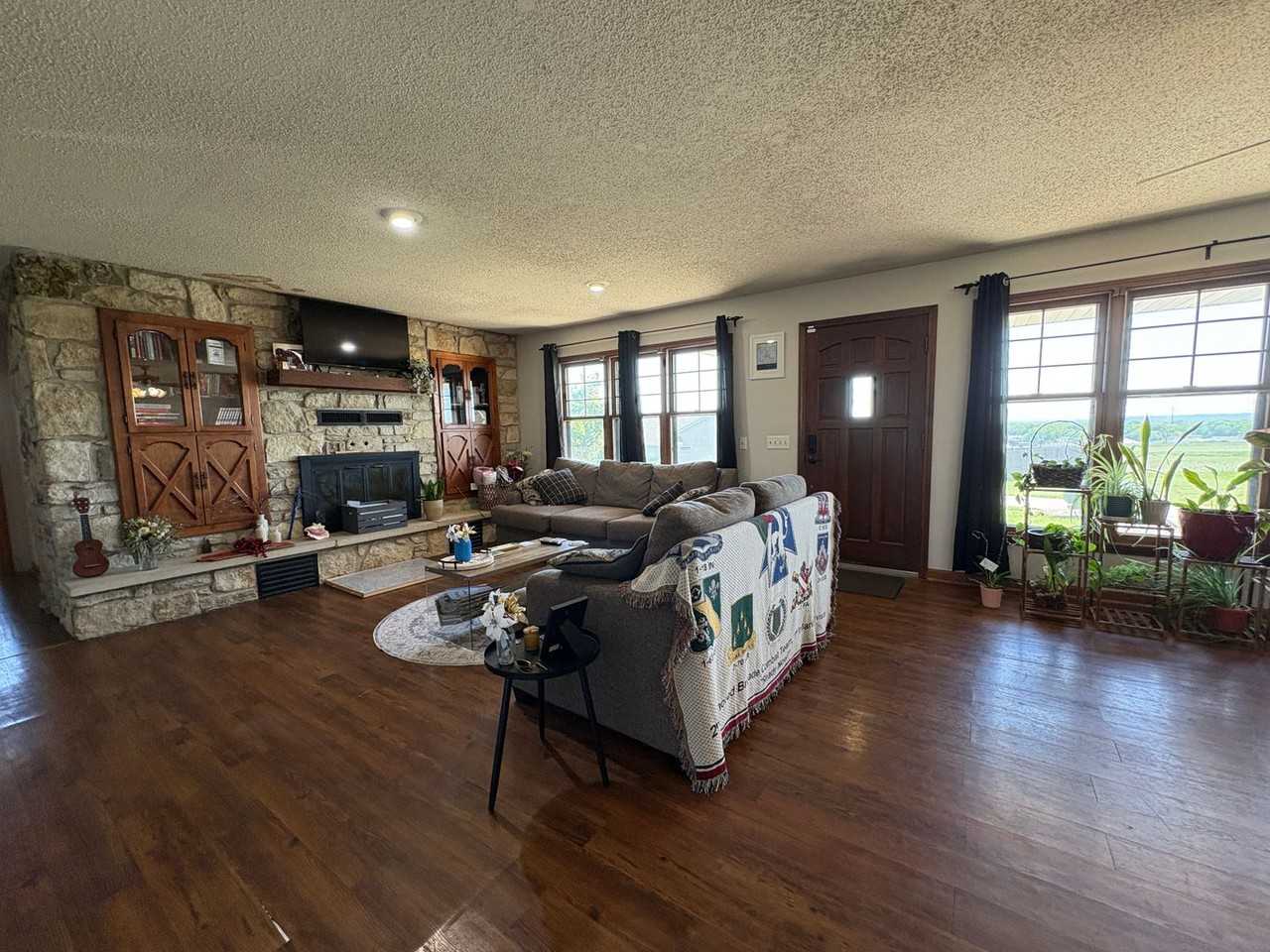4676 N Dwight Dr - Photo 6 of 32
