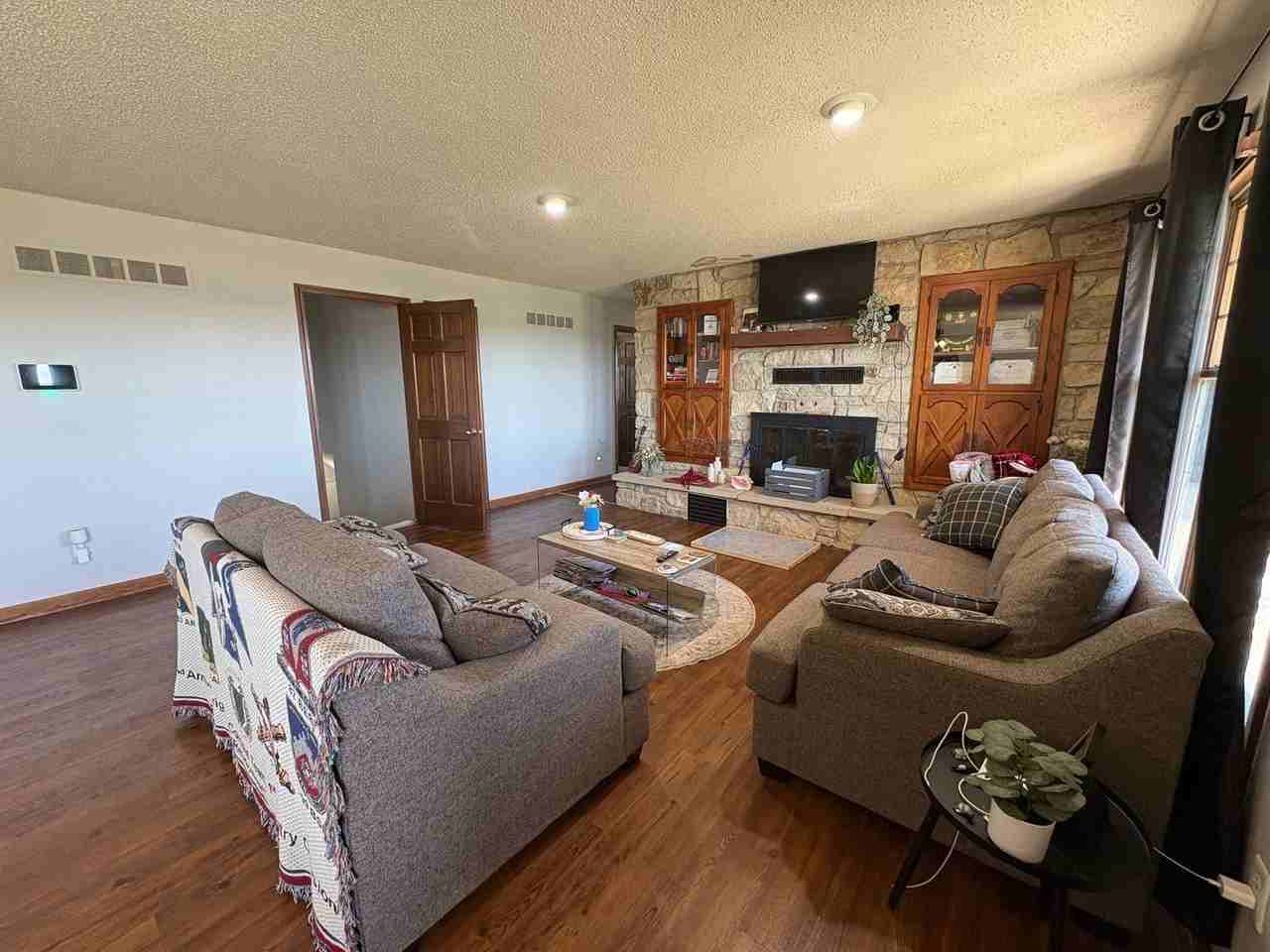 4676 N Dwight Dr - Photo 7 of 32