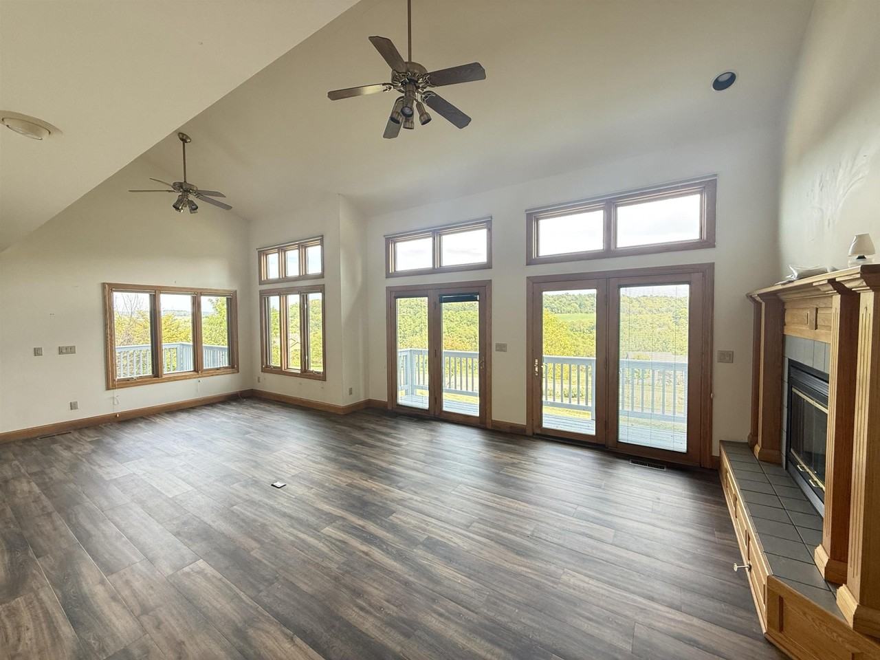 125 Cogan Dr - Photo 2 of 25