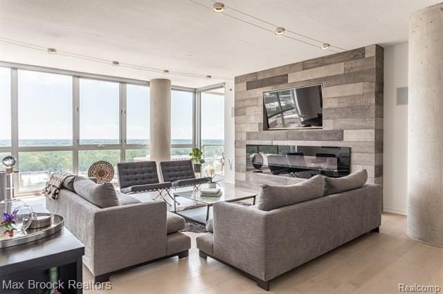 432 S Washington Ave #1701 - Photo 3 of 17