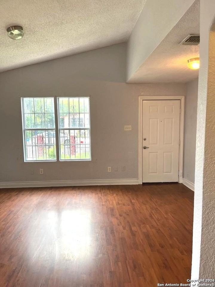 315 Jesse Ave - Photo 5 of 25