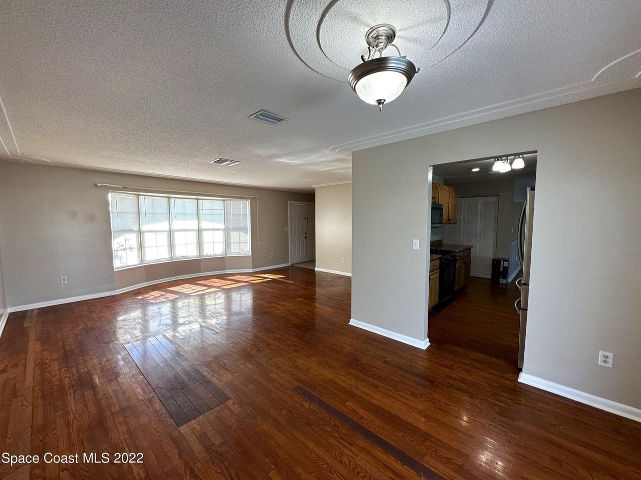 1660 Neptune Dr - Photo 4 of 27