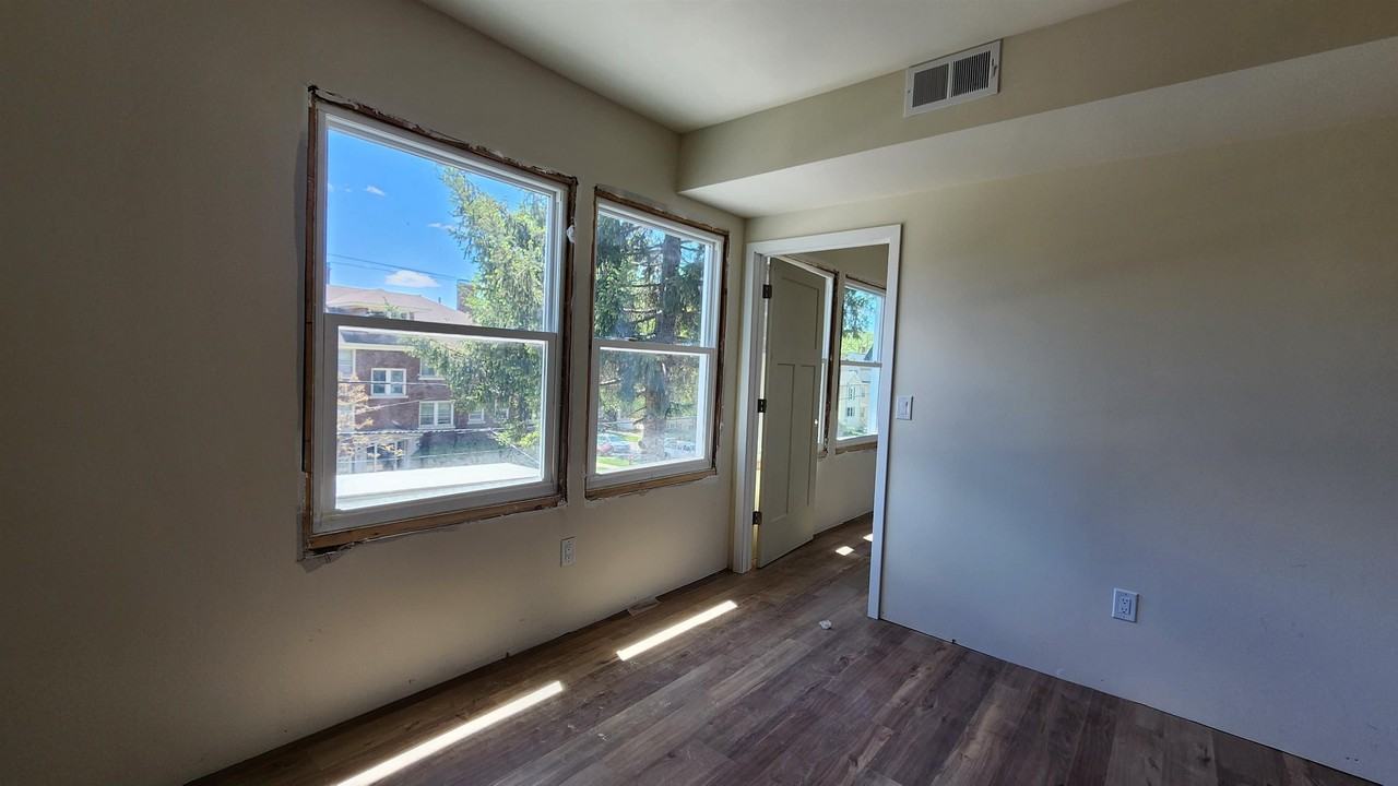908 E Gorham St #1 - Photo 7 of 14