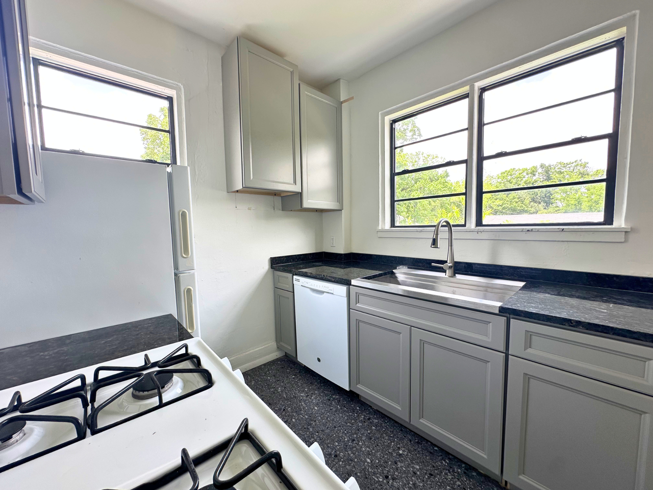 122 Demouy Avenue - 122 1/2 #122-1-2 - Photo 2 of 24