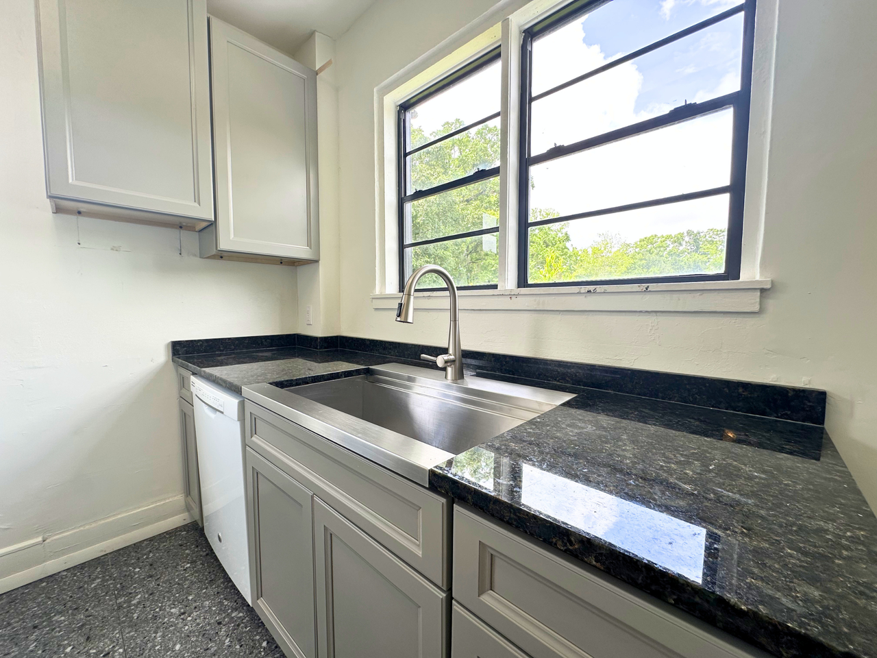 122 Demouy Avenue - 122 1/2 #122-1-2 - Photo 5 of 24