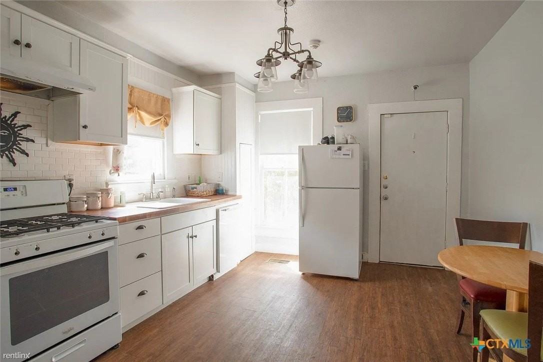 431 Lindsey St - Photo 4 of 10