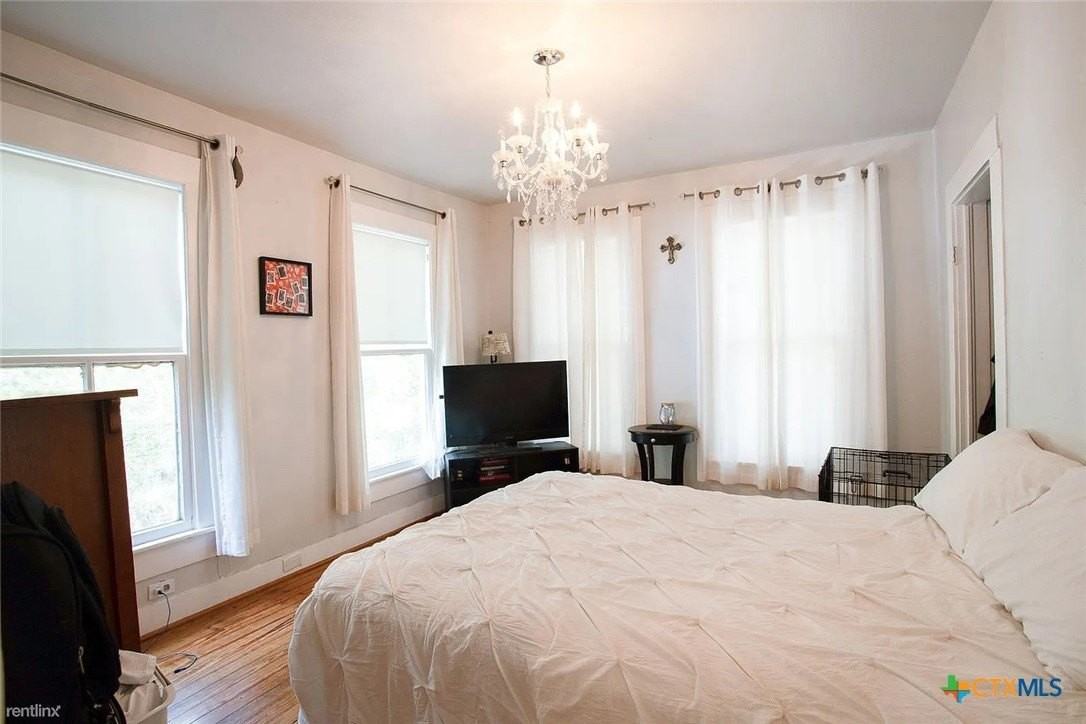 431 Lindsey St - Photo 5 of 10
