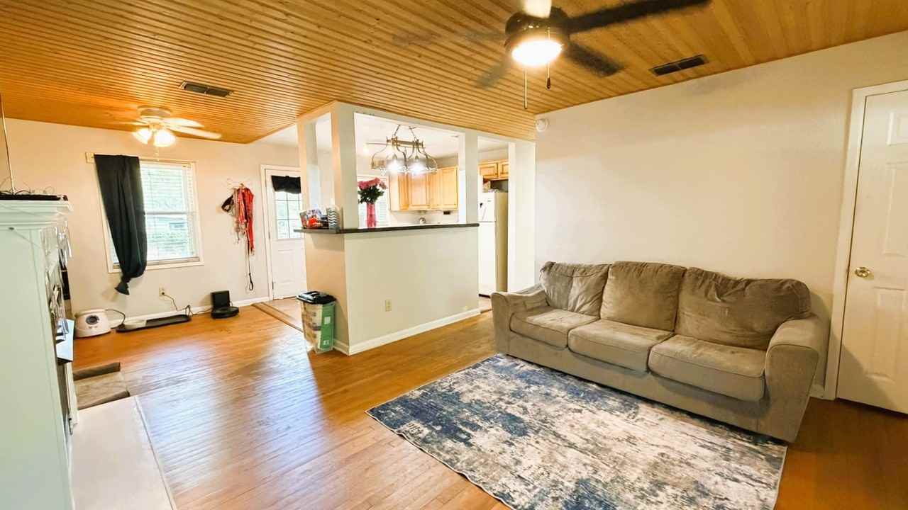 1626 Mayhew St - Photo 3 of 19